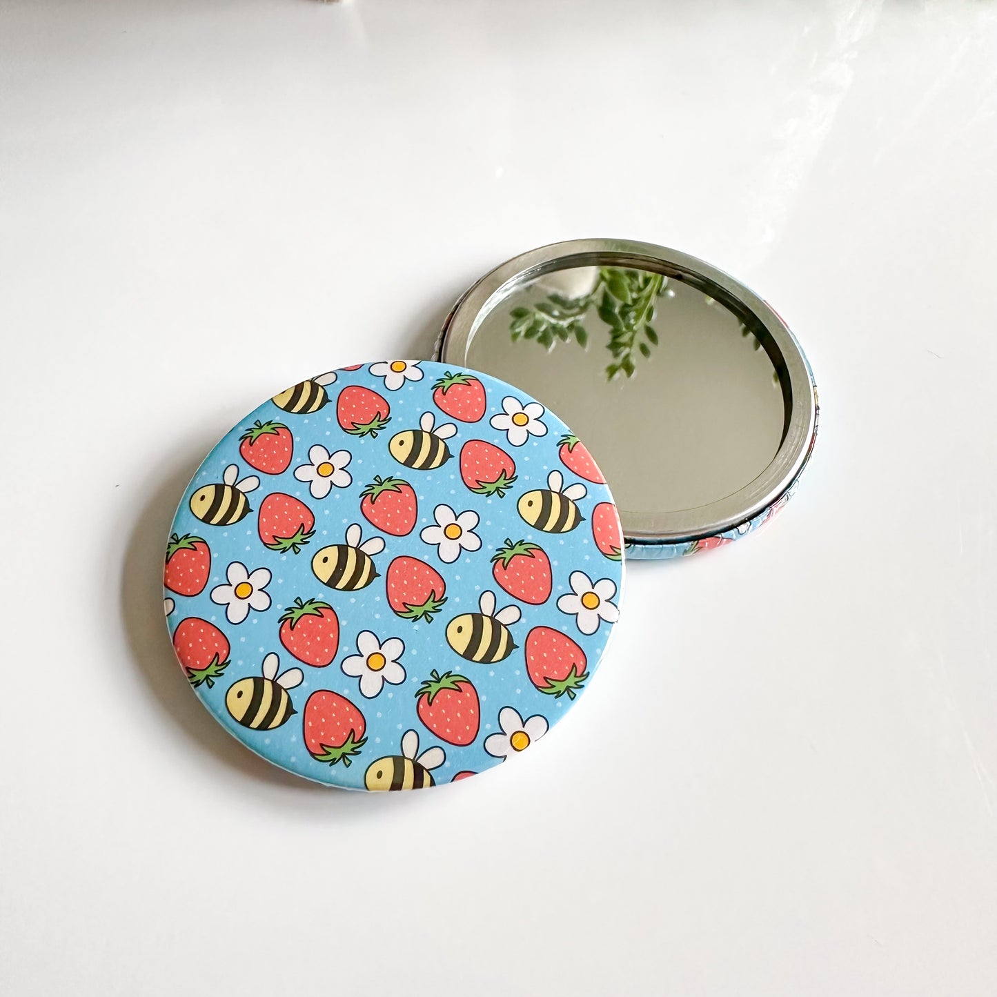 Strawbee Daisy Pocket Mirror