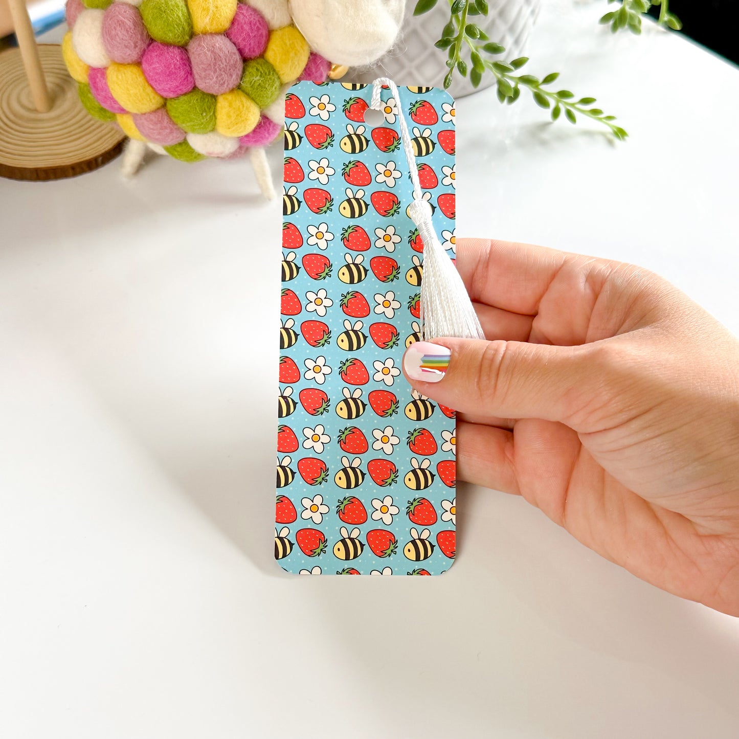 Strawbee Daisy Bookmark